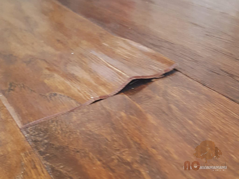 Sàn gỗ bị phồng do bị ngấm nước lâu ngày