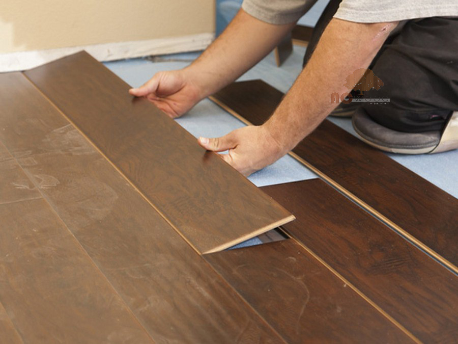 Tháo sàn gỗ và thay móc khóa mới là cách khắc phục sàn gỗ bị ngấm nước đã lâu
