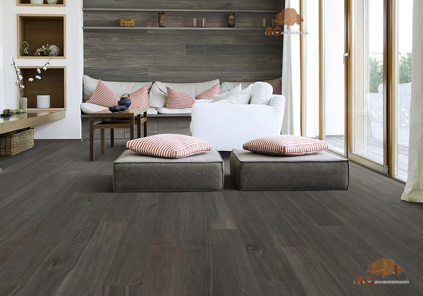 Sàn gỗ tối màu dễ che giấu bụi bẩn nên bạn sẽ khá thuận lợi hơn khi vệ sinh sàn nhà