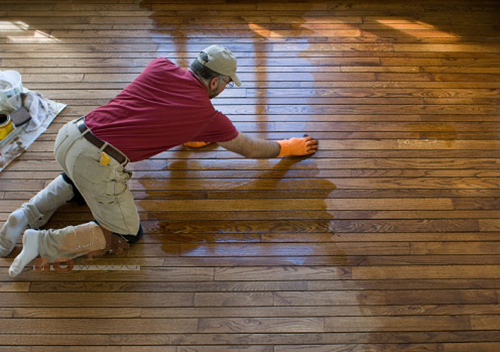 Sàn gỗ châu Âu rất dễ lau chùi nên thường xuyên lau sẽ giúp sàn luôn tươi mới nhất