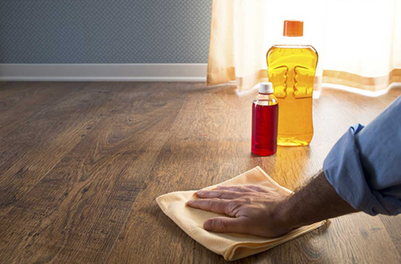 Sử dụng dung dịch đánh bóng sàn gỗ công nghiệp chuyên dụng